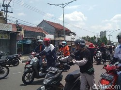 Protes Kenaikan Harga BBM, Buruh-Pedagang Gelar Aksi Dorong Motor