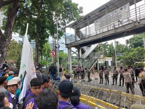 Massa Demo Tolak Harga BBM Naik Coba Terobos Kawat Berduri di Jakpus