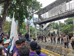 Massa Demo Tolak Harga BBM Naik Coba Terobos Kawat Berduri di Jakpus