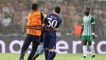 Melihat Lagi Detik-detik Fans Terobos Lapangan Demi Peluk Messi
