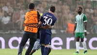 Seorang fan yang datang ke pertandingan Maccabi Haifa vs PSG rela mengambil risiko untuk memasuki lapangan demi memeluk Lionel Messi. Fan itu memeluk Lionel Messi hingga salah satu sepatunya terlepas. 