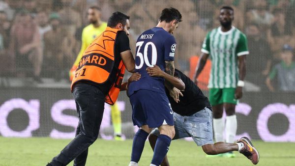 Melihat Lagi Detik-detik Fans Terobos Lapangan Demi Peluk Messi