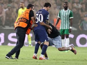 Melihat Lagi Detik-detik Fans Terobos Lapangan Demi Peluk Messi