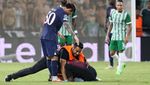 Melihat Lagi Detik-detik Fans Terobos Lapangan Demi Peluk Messi