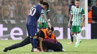 Tak bisa disangkal kehadiran Lionel Messi di pentas sepak bola dunia selalu menjadi pusat perhatian. Petugas keamanan dengan cepat mengatasi insiden tersebut.