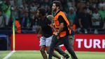 Melihat Lagi Detik-detik Fans Terobos Lapangan Demi Peluk Messi