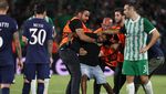 Melihat Lagi Detik-detik Fans Terobos Lapangan Demi Peluk Messi