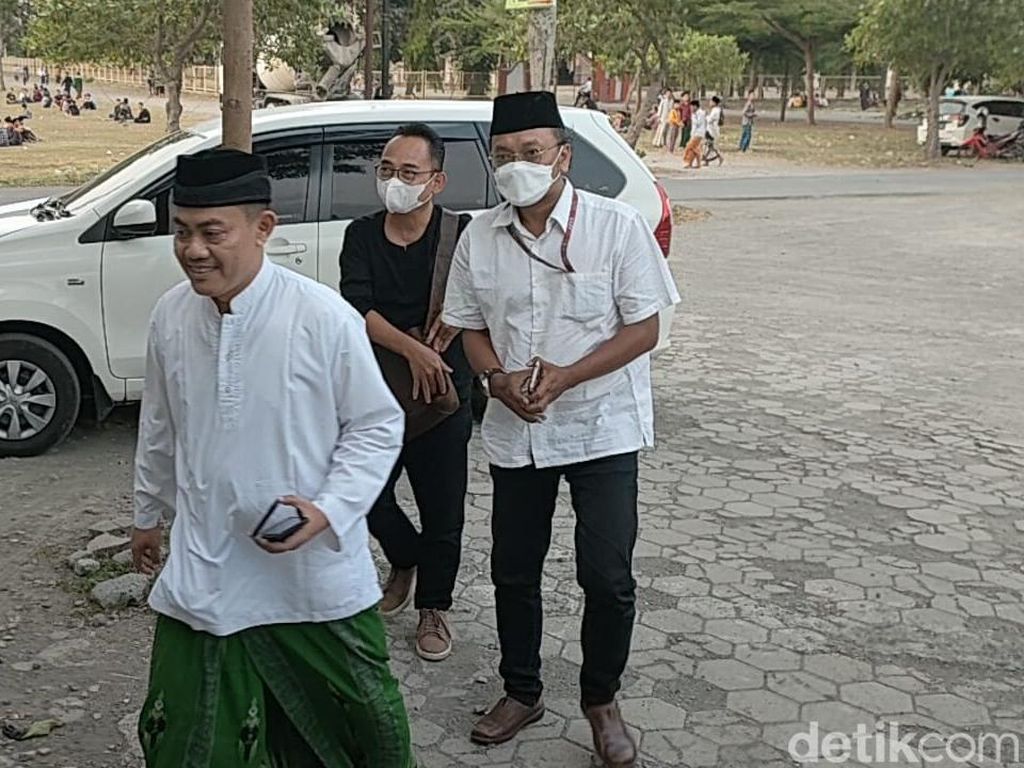Eko Kuntadhi Penuhi Janji Datangi Lirboyo Usai Hina Ning Imaz Eko Kuntadhi Penuhi Janji Datangi Lirboyo Usai Hina Ning Imaz