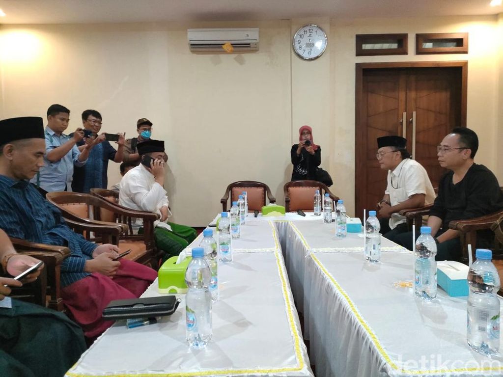 6 Poin Kesepakatan Eko Kuntadhi dengan Keluarga Besar Ponpes Lirboyo 6 Poin Kesepakatan Eko Kuntadhi dengan Keluarga Besar Ponpes Lirboyo