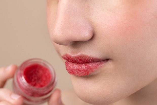 Rutin eksfoliasi bibir dapat membantu bibir lembab dan halus