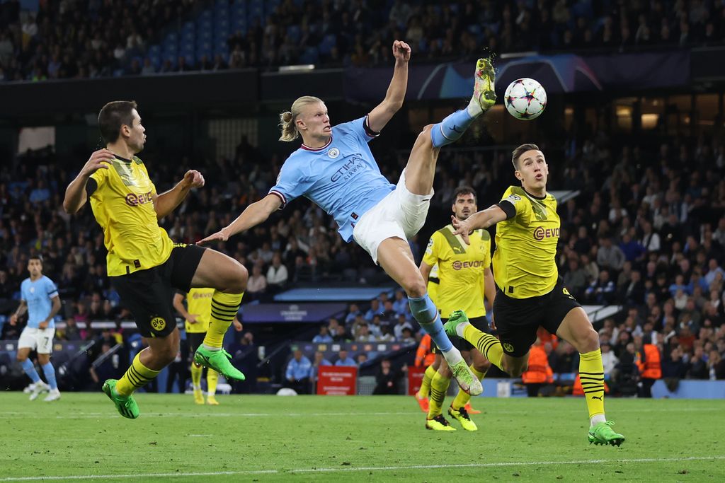 MANCHESTER, ENGLAND - SEPTEMBER 14:  Erling Haaland of Manchester City scores their 2nd goal during the UEFA Champions League group G match between Manchester City and Borussia Dortmund at Etihad Stadium on September 14, 2022 in Manchester, United Kingdom. (Photo by Marc Atkins/Getty Images)