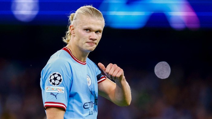 MANCHESTER, ENGLAND - SEPTEMBER 14: Erling Haaland of Manchester City Celebrates after scoring his teams 2-1 goal during the UEFA Champions League group G match between Manchester City and Borussia Dortmund at Etihad Stadium on September 14, 2022 in Manchester, United Kingdom. (Photo by Michael Bulder/NESImages/DeFodi Images via Getty Images)