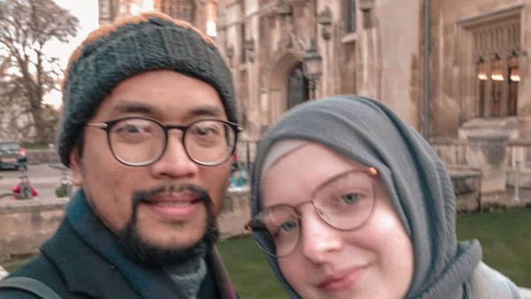 10 Foto Bule Inggris yang Viral Dinikahi Pria Bekasi, Kini Jualan Soto