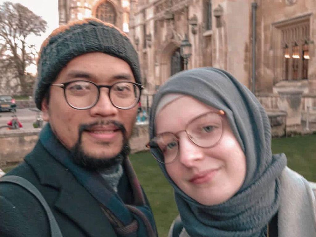 10 Foto Bule Inggris yang Viral Dinikahi Pria Bekasi, Kini Jualan Soto 10 Foto Bule Inggris yang Viral Dinikahi Pria Bekasi, Kini Jualan Soto