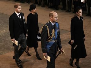 Pangeran William dan Harry Berjaga di Sekitar Peti Mati Ratu Elizabeth