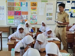 Viral Guru di Kediri, Gaji Cuma Rp 200 Ribu Belikan Murid Dasi dan Sepatu