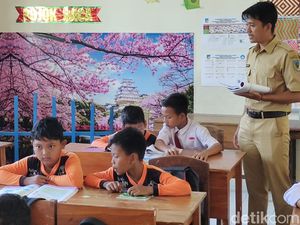 Cerita Guru SD Honorer Bergaji Rp 200 Ribu Belikan Murid Dasi dan Sepatu Baru Cerita Guru SD Honorer Bergaji Rp 200 Ribu Belikan Murid Dasi dan Sepatu Baru