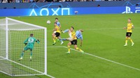 Haaland menyongsong bola dengan lompatan tinggi, yang membuat tubuh besarnya bagaikan sedang terbang di udara. Foto: UEFA via Getty Images/Alex Livesey - UEFA