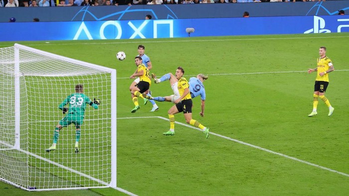 MANCHESTER, ENGLAND - SEPTEMBER 14:  Erling Haaland of Manchester City scores their sides second goal UEFA Champions League group G match between Manchester City and Borussia Dortmund at Etihad Stadium on September 14, 2022 in Manchester, England. (Photo by Alex Livesey - UEFA/UEFA via Getty Images)