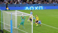 Sontekannya terhadap bola cukup untuk mengirimnya ke arah gawang Dortmund, tim yang musim lalu Haaland bela. Foto: UEFA via Getty Images/Alex Livesey - UEFA