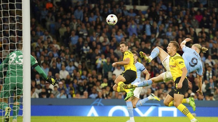 Manchester Citys Erling Haaland, right, scores his sides 2nd goal during the group G Champions League soccer match between Manchester City and Borussia Dortmund at the Etihad stadium in Manchester, England, Wednesday, Sept. 14, 2022. (AP Photo/Dave Thompson)