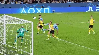 Bukan Pesawat, Bukan Burung... Ini Haaland Terbang Cetak Gol!