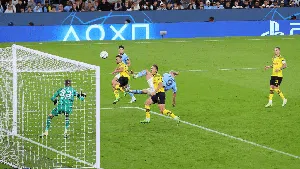 Bukan Pesawat, Bukan Burung... Ini Haaland Terbang Cetak Gol!