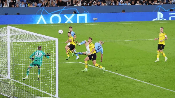 Bukan Pesawat, Bukan Burung... Ini Haaland Terbang Cetak Gol!