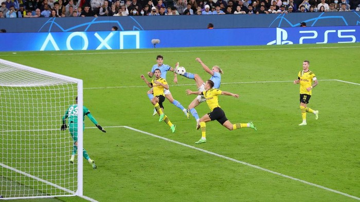 MANCHESTER, ENGLAND - SEPTEMBER 14:  Erling Haaland of Manchester City scores their sides second goal UEFA Champions League group G match between Manchester City and Borussia Dortmund at Etihad Stadium on September 14, 2022 in Manchester, England. (Photo by Alex Livesey - UEFA/UEFA via Getty Images)
