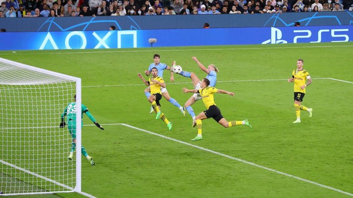 Haaland vs Dortmund MANCHESTER, ENGLAND - SEPTEMBER 14: Erling Haaland of Manchester City scores their sides second goal UEFA Champions League group G match between Manchester City and Borussia Dortmund at Etihad Stadium on September 14, 2022 in Manchester, England. (Photo by Alex Livesey - UEFA/UEFA via Getty Images)