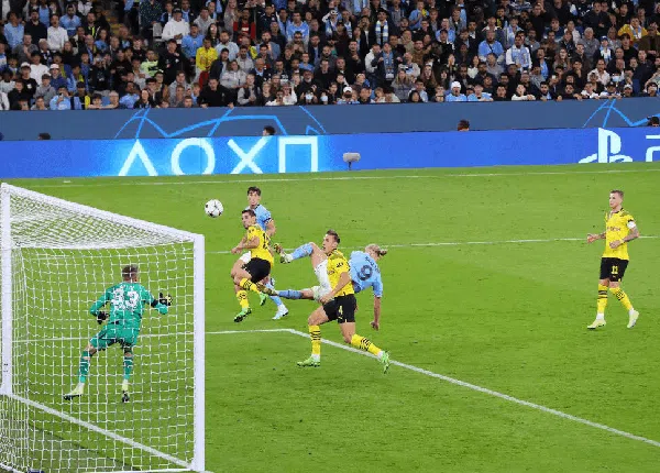 Bukan Pesawat, Bukan Burung... Ini Haaland Terbang Cetak Gol!