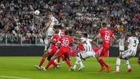 Tuan rumah sudah memimpin pada menit keempat lewat sundulan Arkadiusz Milik. Skor 1-0 untuk keunggulan Juventus.