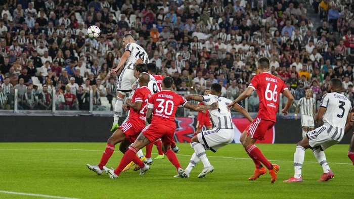 Hadapi Benfica, Juventus Tumbang di Kandang Sendiri Juventus' goalkeeper Mattia Perin, saves the ball in front of his teammate Dusan Vlahovic, center ,and Benfica's David Neres during a Champions League group H soccer match between Juventus and Benfica at the Allianz stadium,Turin, Italy, on Wednesday, Sept. 14, 2022. Benfica won 2-1.(AP Photo/Antonio Calanni)