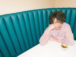 Penyanyi Charlie Puth Bagi Pengalaman Kuliner-Belanja saat di Singapura