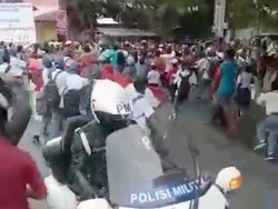 Iringan Jokowi di Maluku Dikepung Warga yang Berebut Pengin Salaman