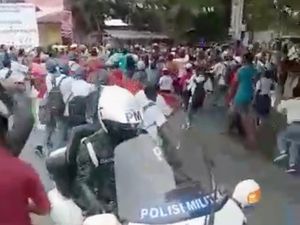 Viral Presiden Jokowi Dicegat-Dikepung Warga saat Kunjungan ke Tual Maluku Viral Presiden Jokowi Dicegat-Dikepung Warga saat Kunjungan ke Tual Maluku