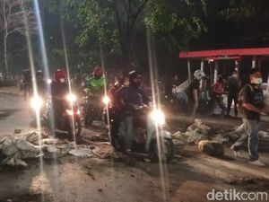 Lalin Jalan Urip Makassar Normal Usai Ditutup Massa Demo BBM, 1 OTK Diamankan Lalin Jalan Urip Makassar Normal Usai Ditutup Massa Demo BBM, 1 OTK Diamankan