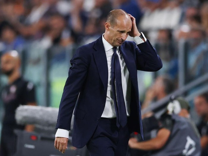 TURIN, ITALY - SEPTEMBER 14: Juventus players react as they stand in front of their fans following the final whistle of the UEFA Champions League group H match between Juventus and SL Benfica at Juventus Stadium on September 14, 2022 in Turin, Italy. (Photo by Jonathan Moscrop/Getty Images)