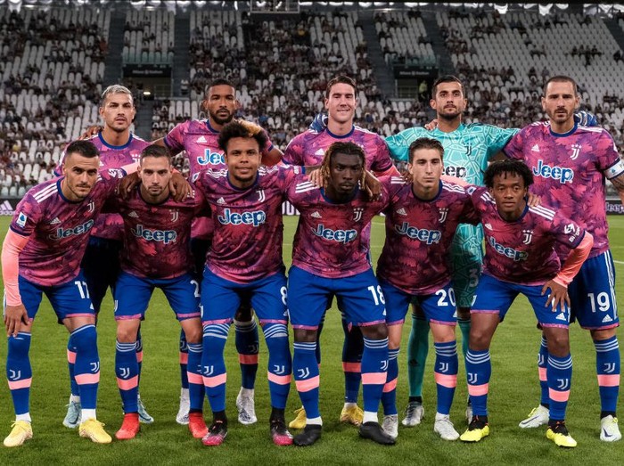 TURIN, ITALY - SEPTEMBER 14: Juventus players react as they stand in front of their fans following the final whistle of the UEFA Champions League group H match between Juventus and SL Benfica at Juventus Stadium on September 14, 2022 in Turin, Italy. (Photo by Jonathan Moscrop/Getty Images)