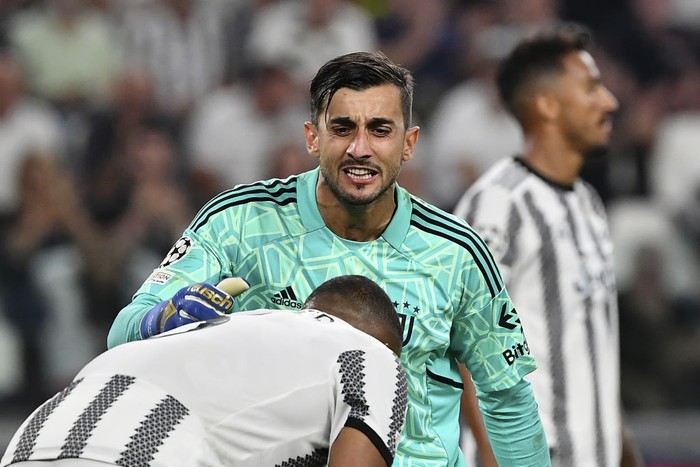 Juventus TURIN, ITALY - SEPTEMBER 14: Juventus players react as they stand in front of their fans following the final whistle of the UEFA Champions League group H match between Juventus and SL Benfica at Juventus Stadium on September 14, 2022 in Turin, Italy. (Photo by Jonathan Moscrop/Getty Images)