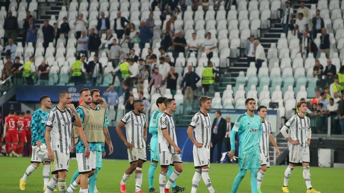 TURIN, ITALY - SEPTEMBER 14: Juventus players react as they stand in front of their fans following the final whistle of the UEFA Champions League group H match between Juventus and SL Benfica at Juventus Stadium on September 14, 2022 in Turin, Italy. (Photo by Jonathan Moscrop/Getty Images)