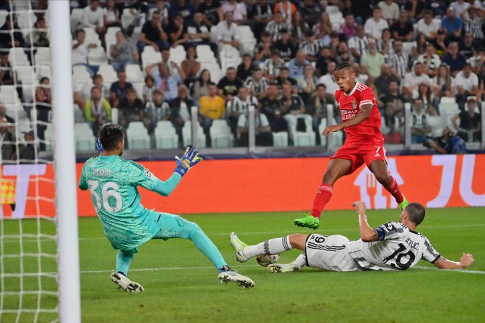TURIN, ITALY - SEPTEMBER 14: (L) David Neres of SL Benfica kick the ball and (R) Leonardo Bonucci of Juventus FC save during the UEFA Champions League group H match between Juventus and SL Benfica at Allianz Stadium on September 14, 2022 in Turin, Italy. (Photo by Stefano Guidi/Getty Images)