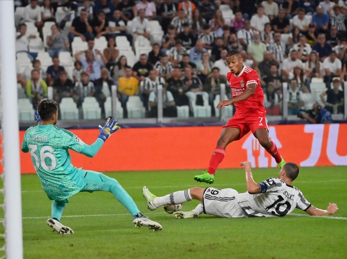 TURIN, ITALY - SEPTEMBER 14: (L) David Neres of SL Benfica kick the ball and (R) Leonardo Bonucci of Juventus FC save during the UEFA Champions League group H match between Juventus and SL Benfica at Allianz Stadium on September 14, 2022 in Turin, Italy. (Photo by Stefano Guidi/Getty Images)