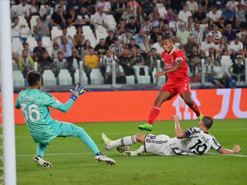 TURIN, ITALY - SEPTEMBER 14: (L) David Neres of SL Benfica kick the ball and (R) Leonardo Bonucci of Juventus FC save during the UEFA Champions League group H match between Juventus and SL Benfica at Allianz Stadium on September 14, 2022 in Turin, Italy. (Photo by Stefano Guidi/Getty Images)