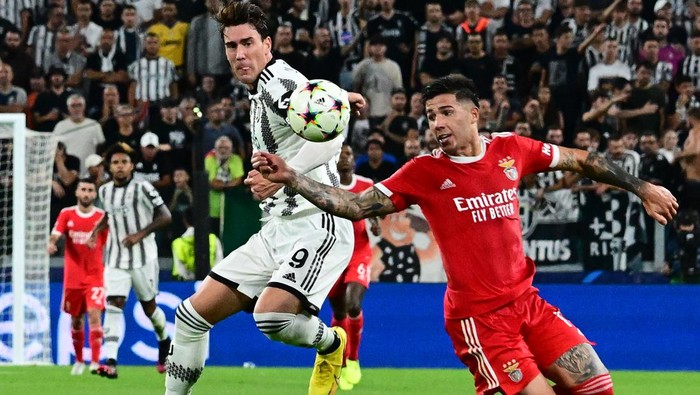 Benficas Argentine midfielder Enzo Fernandez (R) challenges Juventus Serbian forward Dusan Vlahovic during the UEFA Champions League Group H football match between Juventus and Benfica on September 14, 2022 at the Juventus stadium in Turin. (Photo by Vincenzo PINTO / AFP) (Photo by VINCENZO PINTO/AFP via Getty Images)