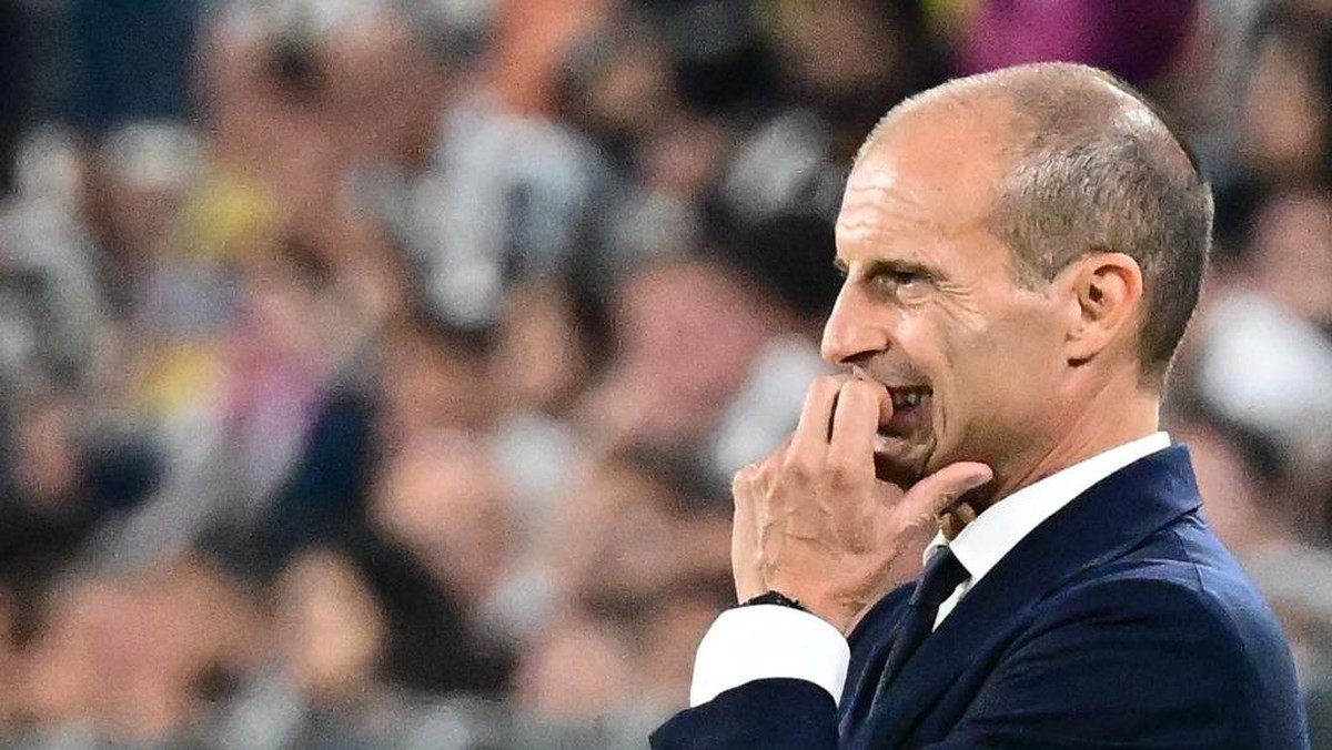 Massimiliano Allegri menyaksikan Juventus kalah kedua kalinya di laga kedua Liga Champions 2022/2023. (Foto: AFP via Getty Images/VINCENZO PINTO)