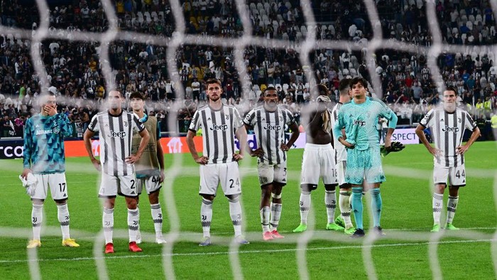 Juventus Italian defender Daniele Rugani (C) and teammates react at the end of the UEFA Champions League Group H football match between Juventus and Benfica on September 14, 2022 at the Juventus stadium in Turin. (Photo by Vincenzo PINTO / AFP) (Photo by VINCENZO PINTO/AFP via Getty Images)