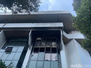 Gedung Kemendes di Jaksel Terbakar, Kerugian Diperkirakan Capai Rp 1,5 M Gedung Kemendes di Jaksel Terbakar, Kerugian Diperkirakan Capai Rp 1,5 M