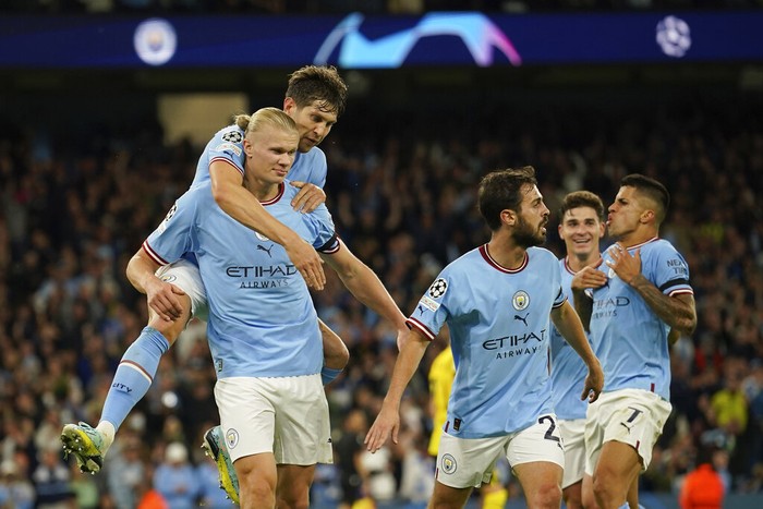 Kemenangan Dramatis Manchester City Atas Dortmund Manchester City's Erling Haaland, right on the pitch scores his side's 2nd goal during the group G Champions League soccer match between Manchester City and Borussia Dortmund at the Etihad stadium in Manchester, England, Wednesday, Sept. 14, 2022. (AP Photo/Dave Thompson)