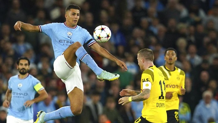 Kemenangan Dramatis Manchester City Atas Dortmund Manchester City's Erling Haaland, right on the pitch scores his side's 2nd goal during the group G Champions League soccer match between Manchester City and Borussia Dortmund at the Etihad stadium in Manchester, England, Wednesday, Sept. 14, 2022. (AP Photo/Dave Thompson)